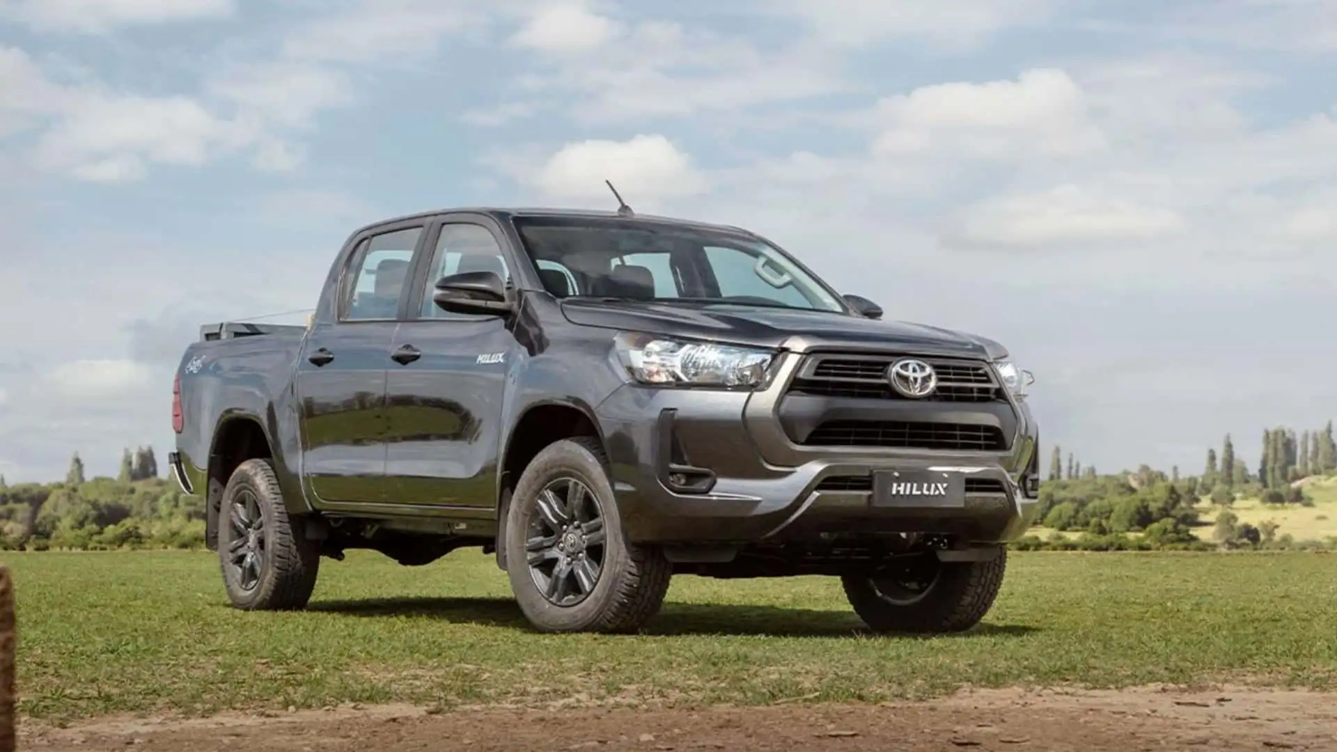 Dois veículos de luxo, Toyota Hilux e Ford Ranger, são exibidos em uma feira de veículos na Argentina.