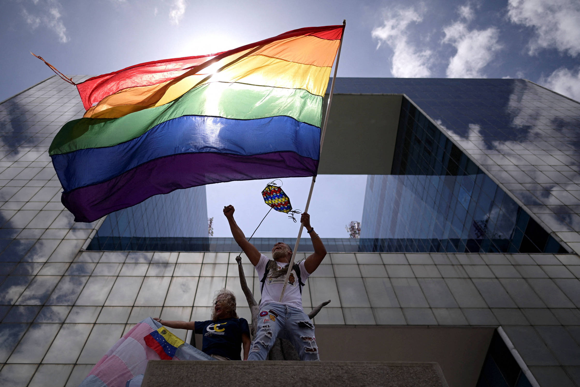 Venezuela apura prisão de 30 homens em bar LGBTQIA+