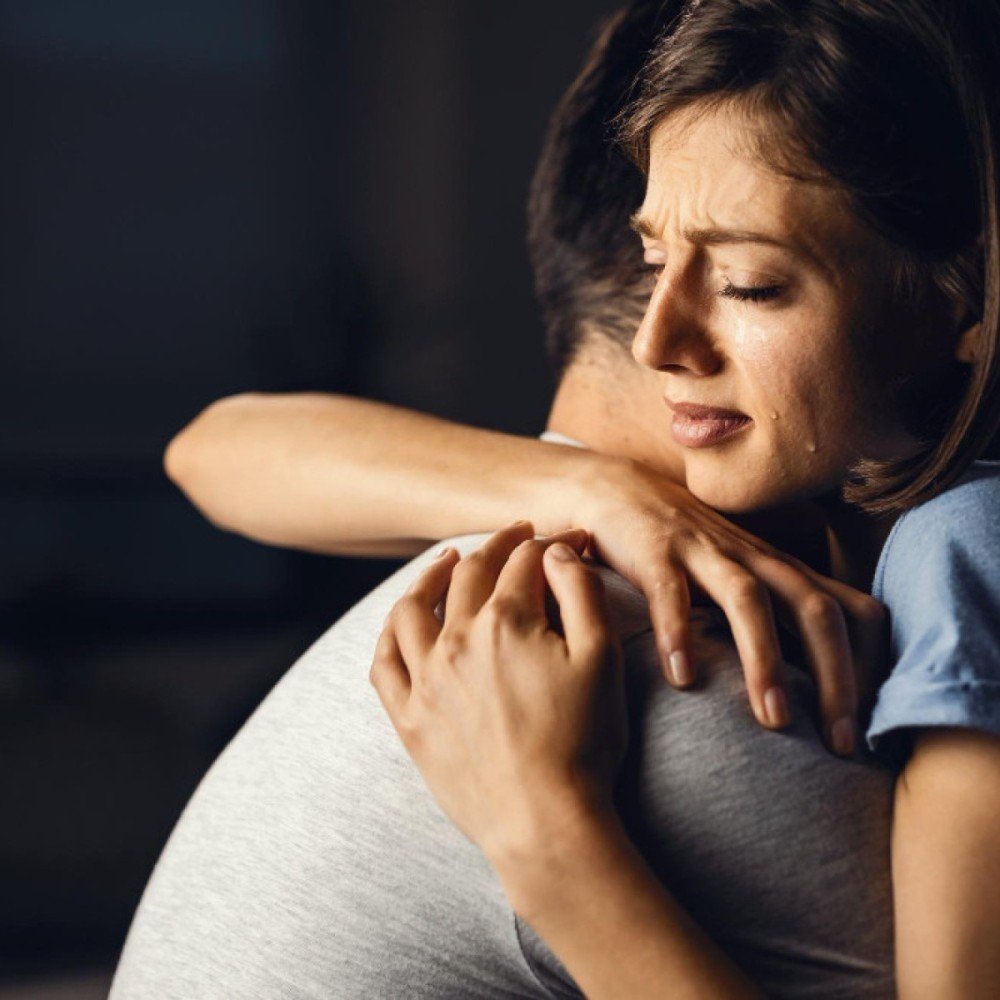 Por que mulheres costumam insistir em relações que não funcionam?