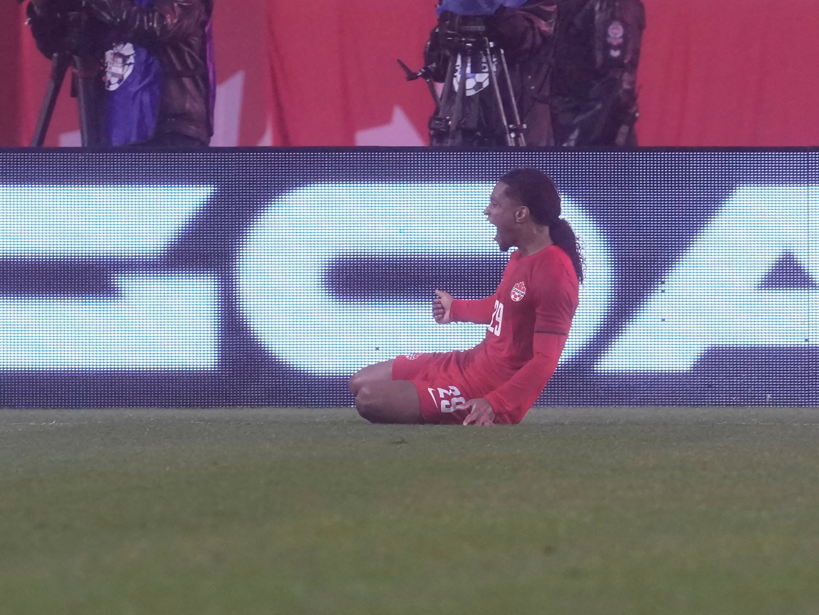 Anfitrião da Copa, Canadá supera ausência de Davies e vence o Uzbequistão
