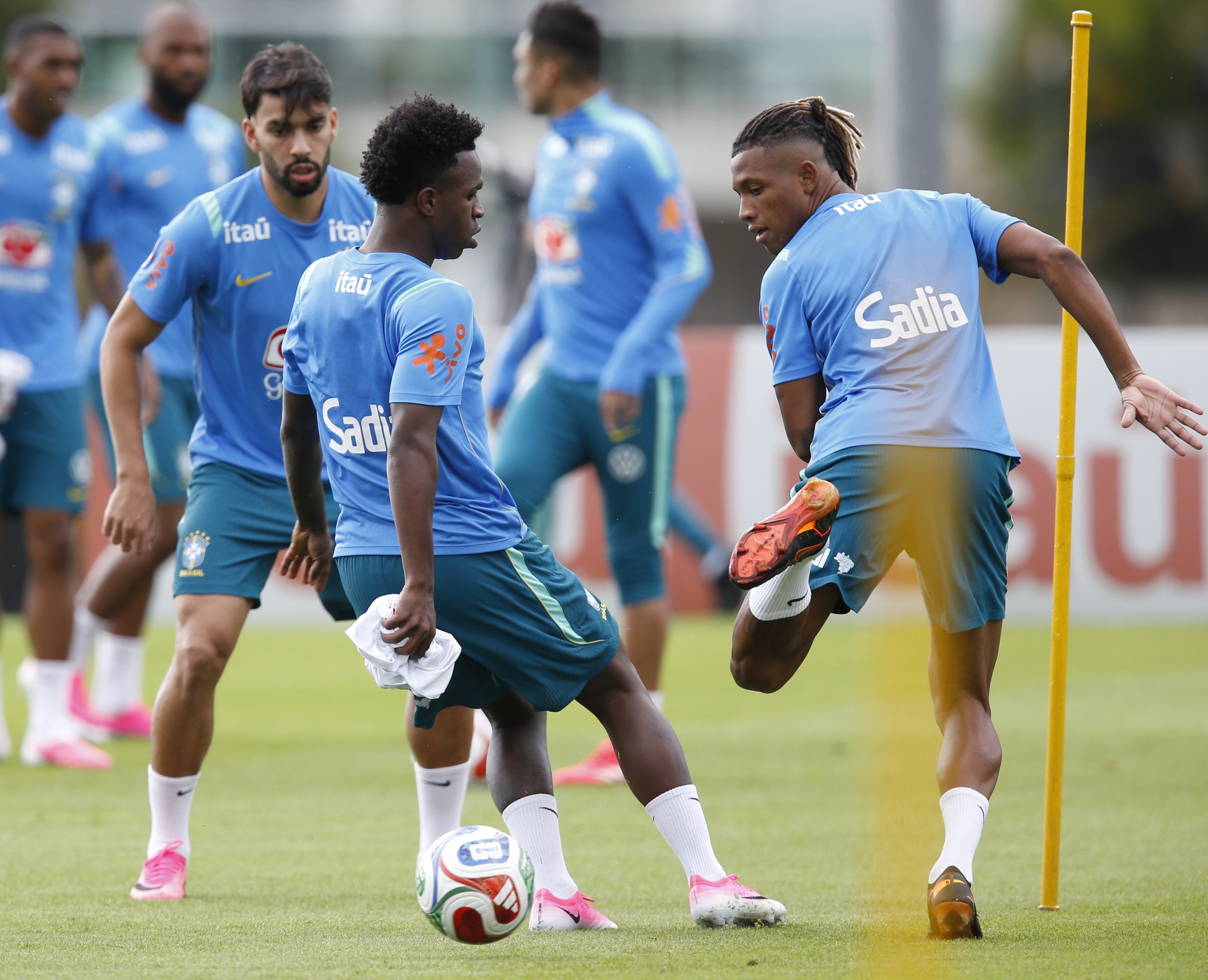 Parte física e atuação de meias: seleção embarca para a Copa do Mundo com possíveis mudanças em avaliação