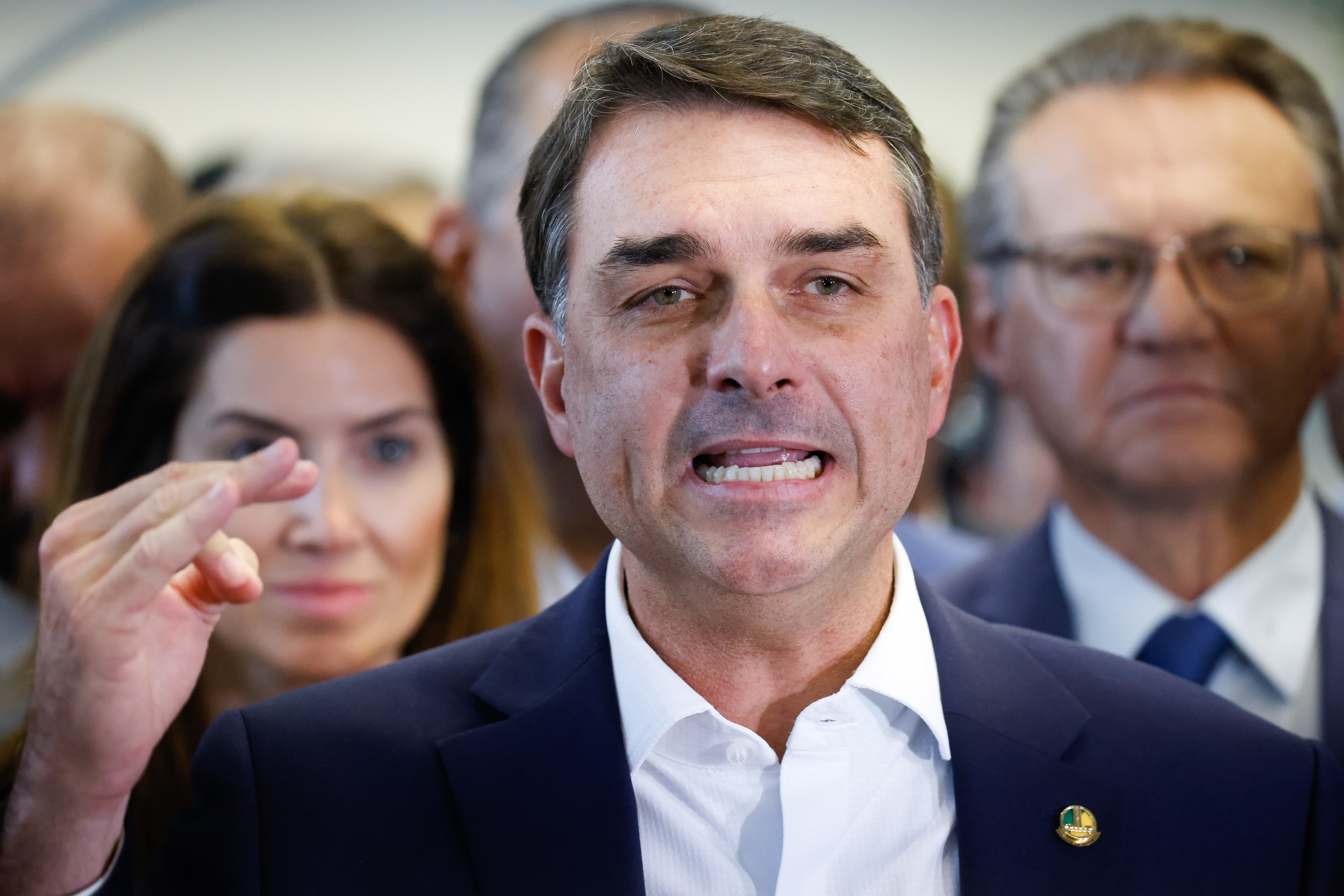 Flávio Bolsonaro pediu a Trump para não taxar produtos do Brasil