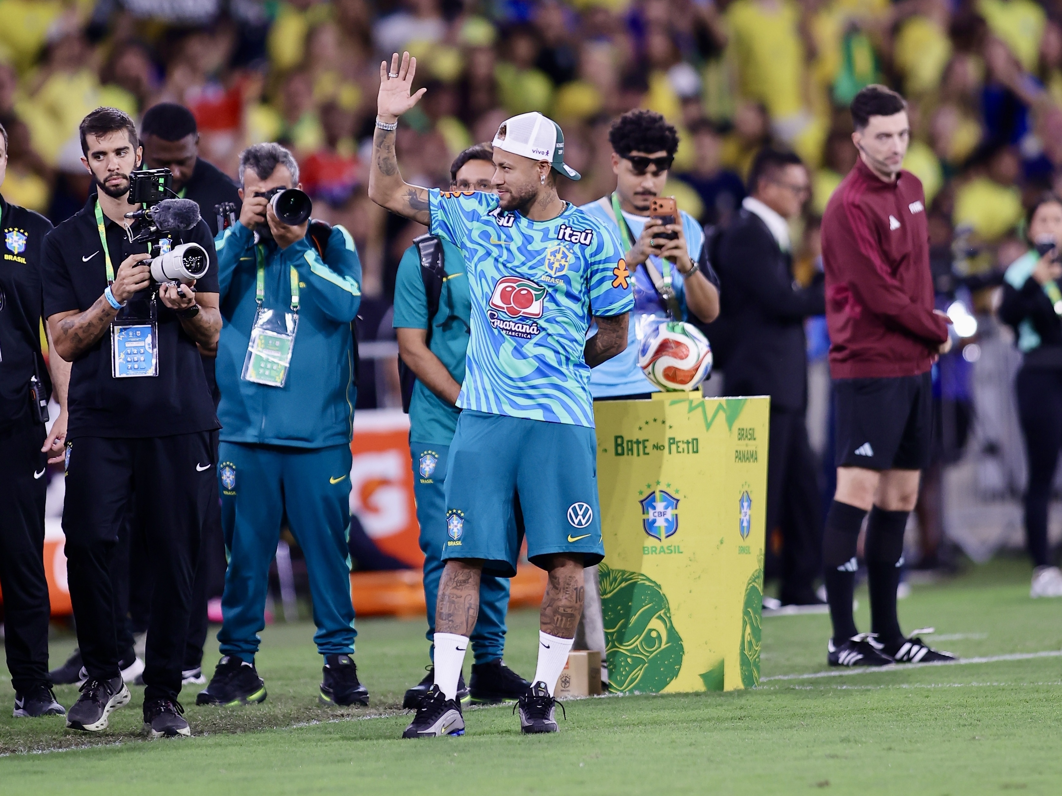 'Tô no meu peso': Dubladores mostram o que Neymar disse a presidente da CBF