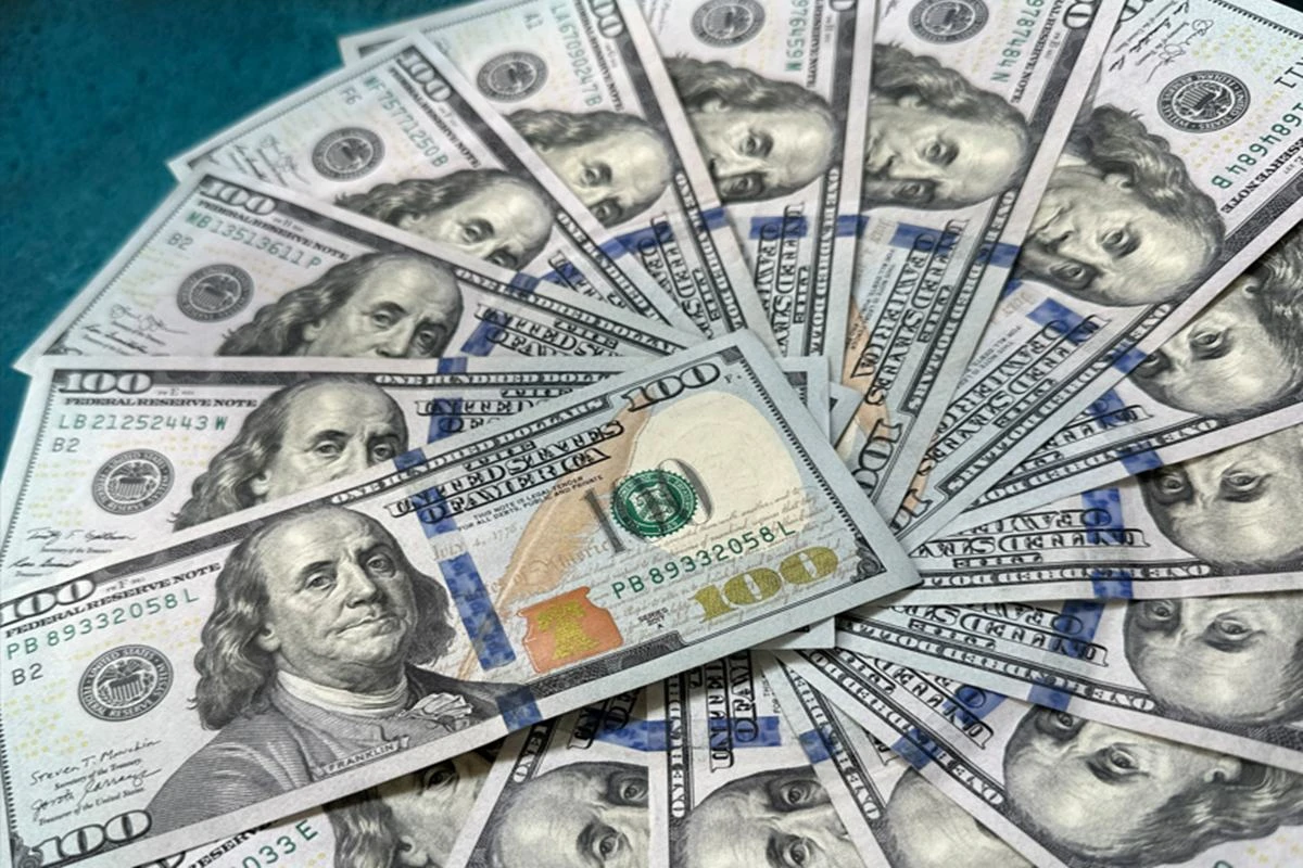 Dólar cai apesar de novo tarifaço de Trump e dúvidas sobre paz no Irã