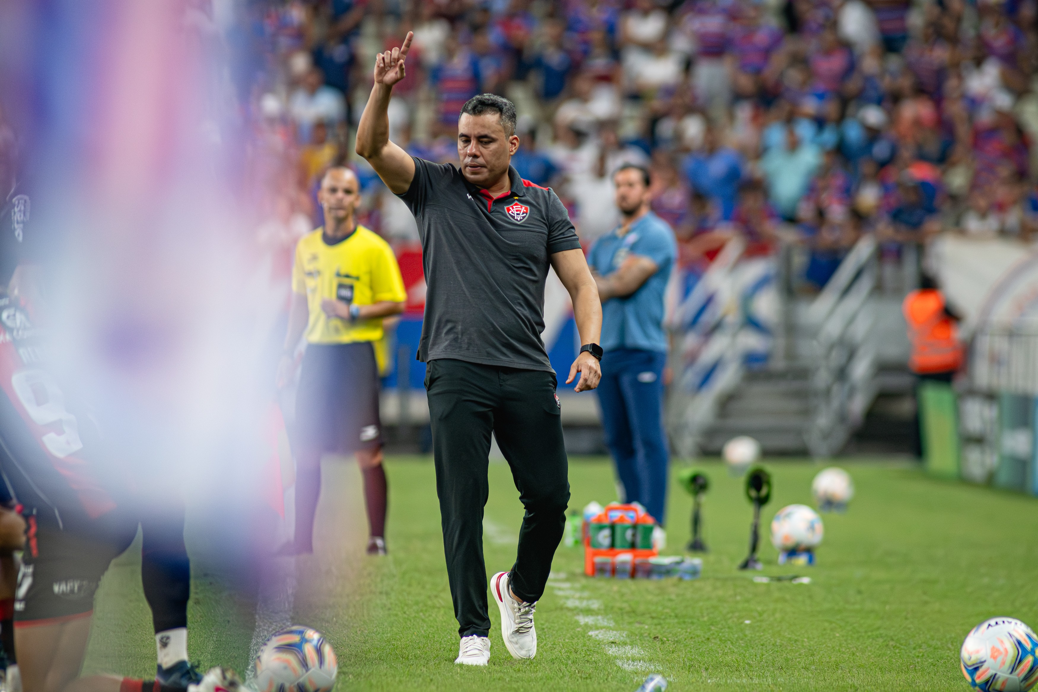 Jair Ventura celebra vantagem do Vitória em final: "Banco resolveu"