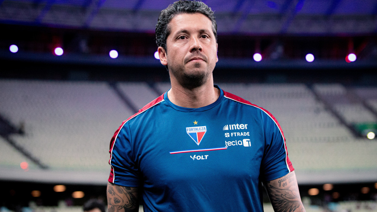 Ex-Vitória detona Thiago Carpini após final: "Treinador fraco"
