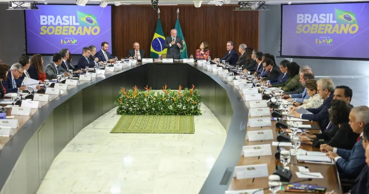 Lula diz que não vai “adotar mais a política do vira-lata” em negociação com os EUA e indica busca por novos parceiros comerciais