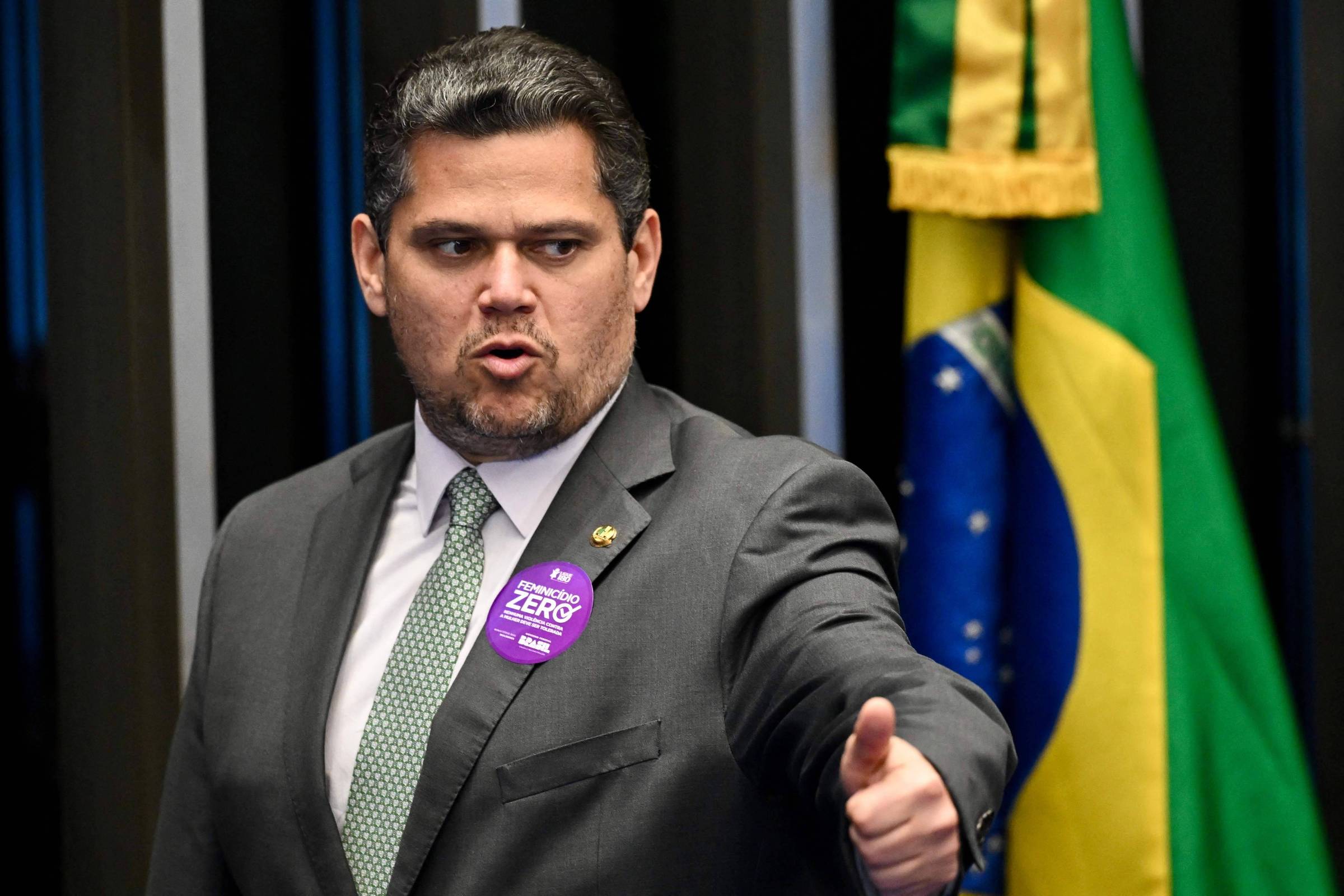 Alcolumbre reclama de pressão do governo por PEC 6x1