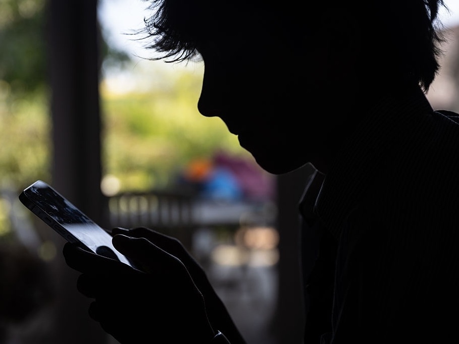 Proibir ou conversar? Como lidar com o sexting entre adolescentes