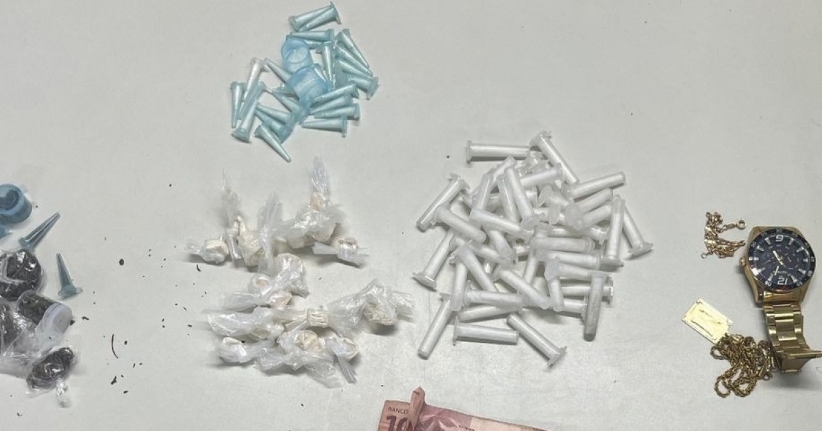 Suspeito de tráfico é preso pela PM durante feira no bairro da Liberdade, em Salvador