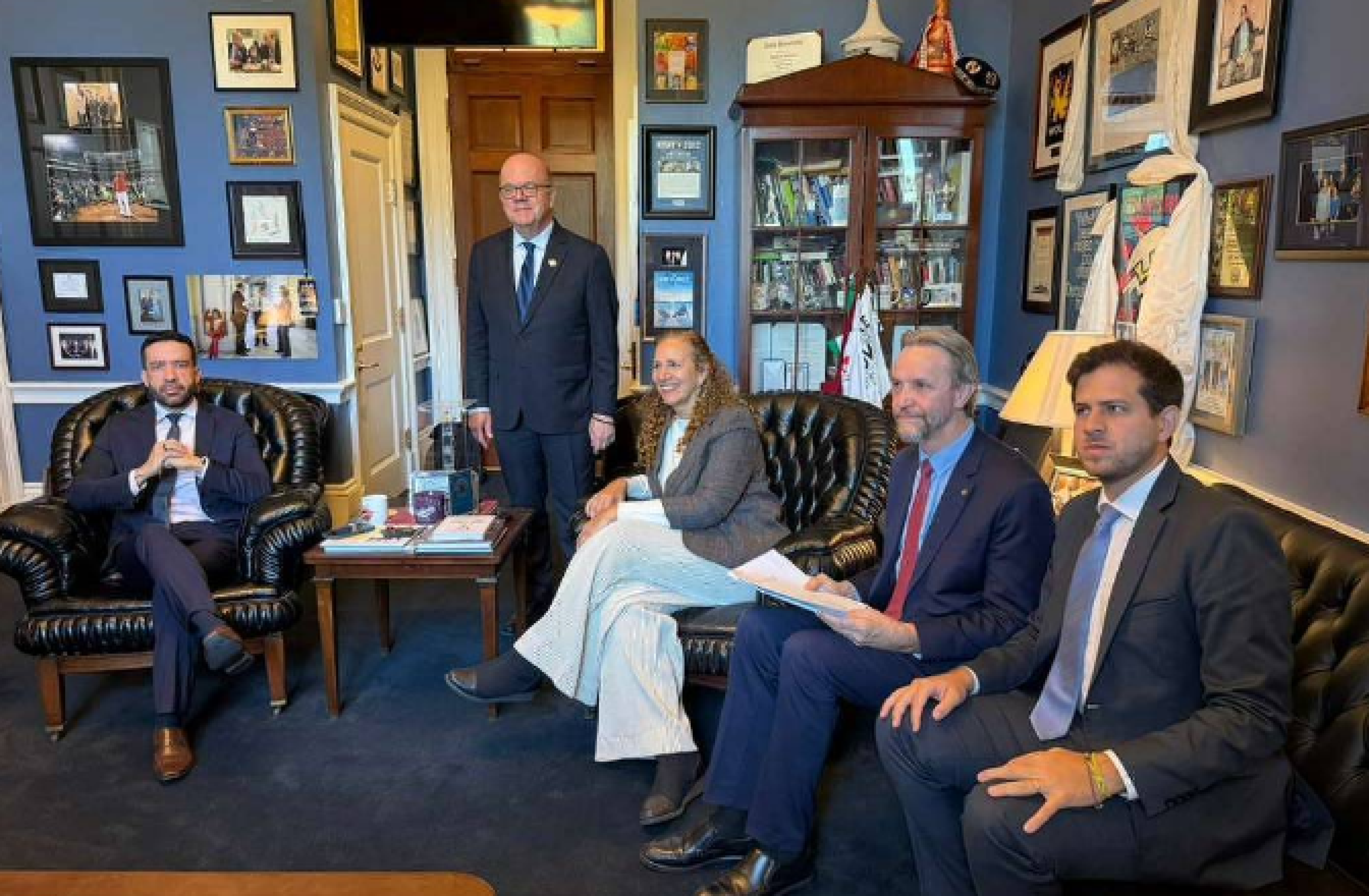 Governistas vão aos EUA pedir investigação sobre o Master e família Bolsonaro