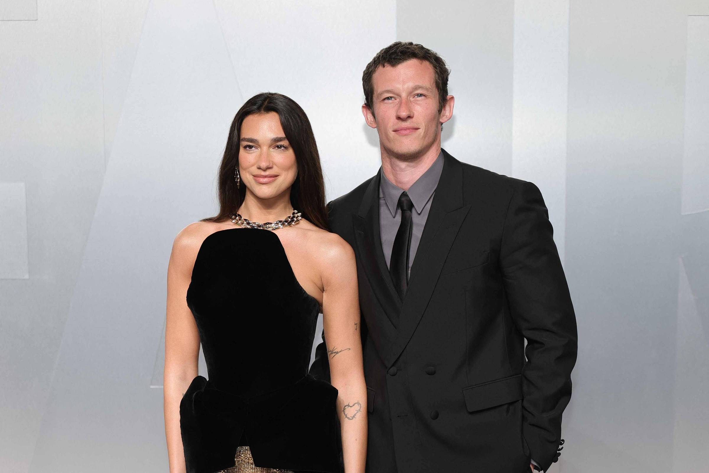 Moradores protestam contra casamento de Dua Lipa na Itália