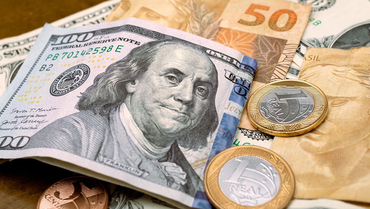 Dólar e juros futuros disparam após ‘payroll’ forte reforçar chance de alta dos juros americanos; Ibovespa cai
