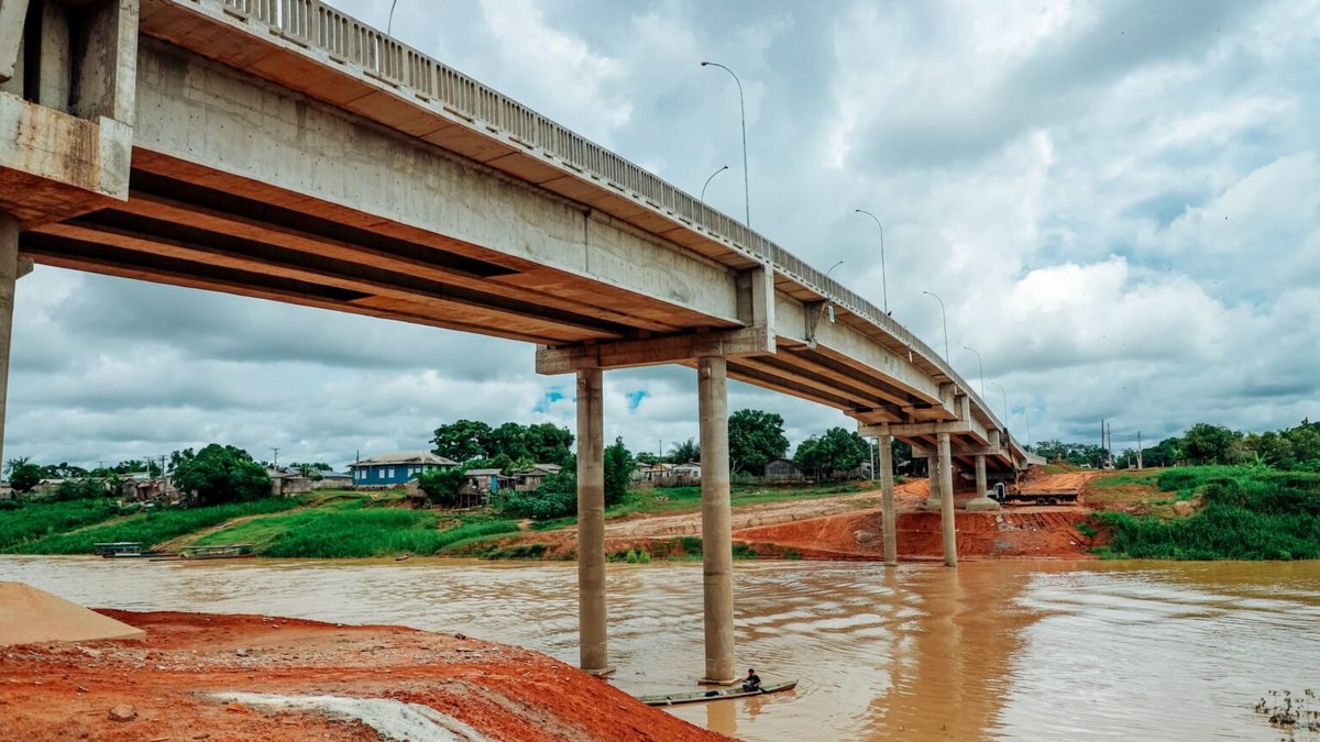Ponte desaba e deixa ao menos 4 feridos no Acre