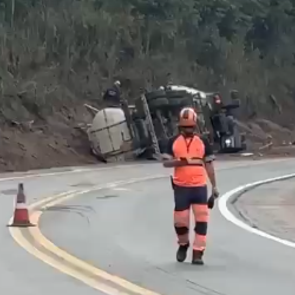 Carreta com combustível tomba e provoca bloqueio total da BR-381