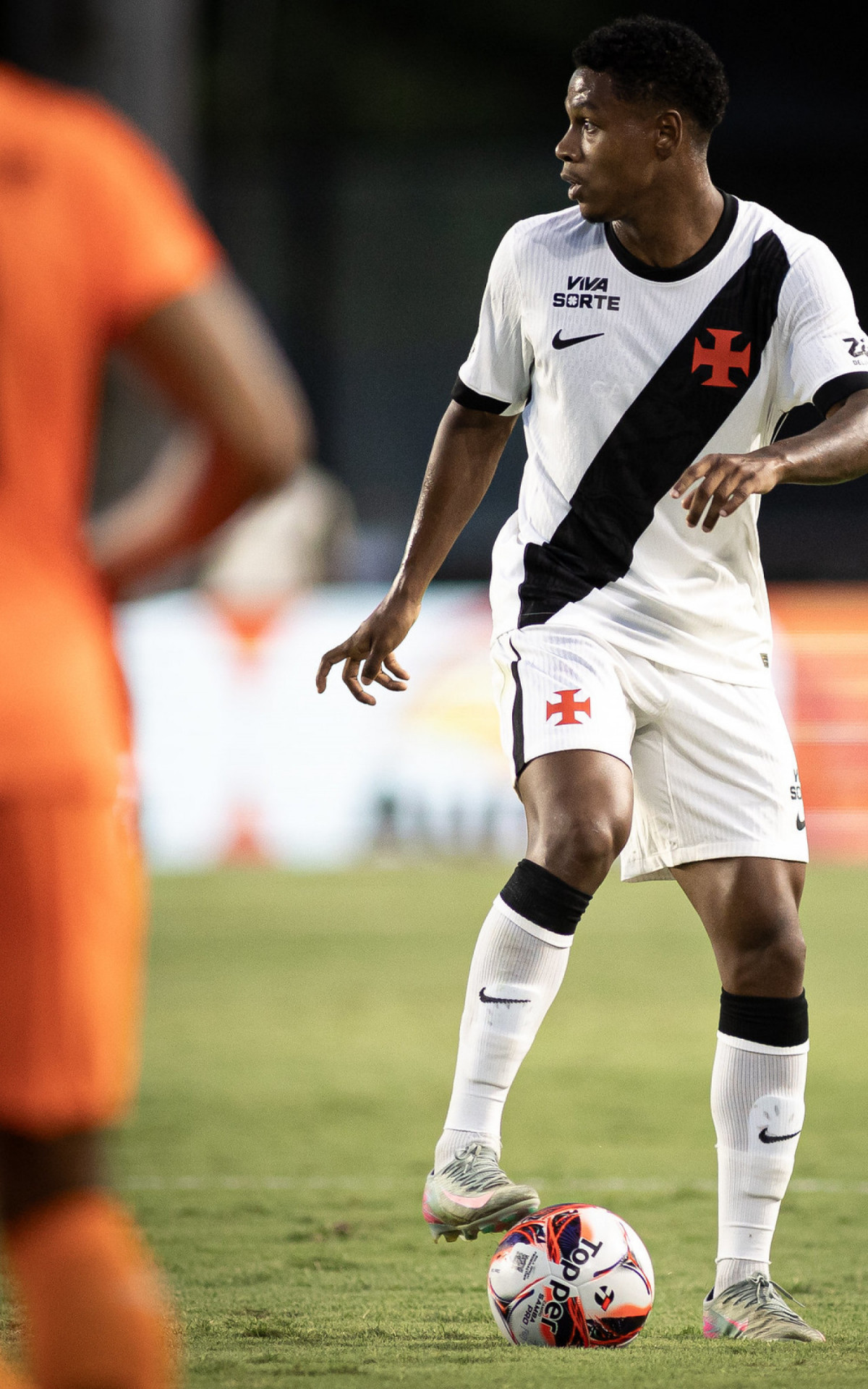 Matheus França encerra passagem apagada pelo Vasco e retorna à Inglaterra
