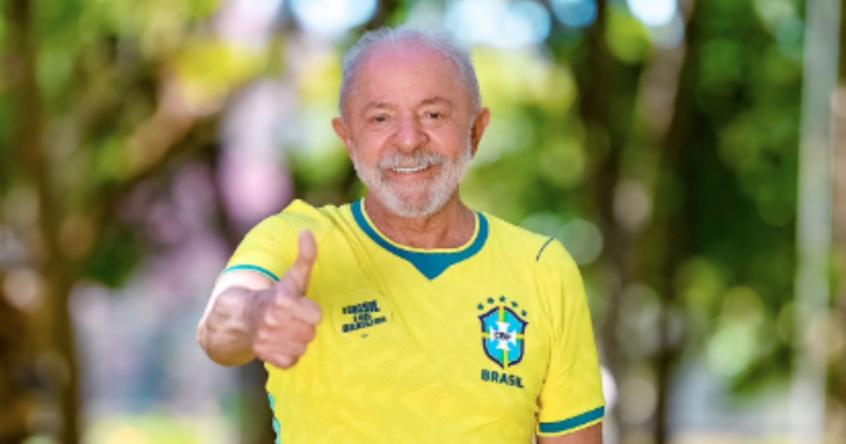 Lula posa com camisa da seleção antes de amistoso e reforça campanha pelo resgate do verde e amarelo