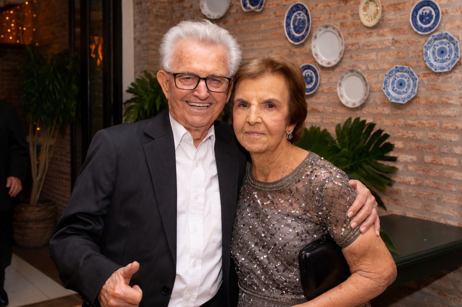 Newton Vedovato comemora 90 anos de vida com sorriso e aplausos em cerimônia especial.