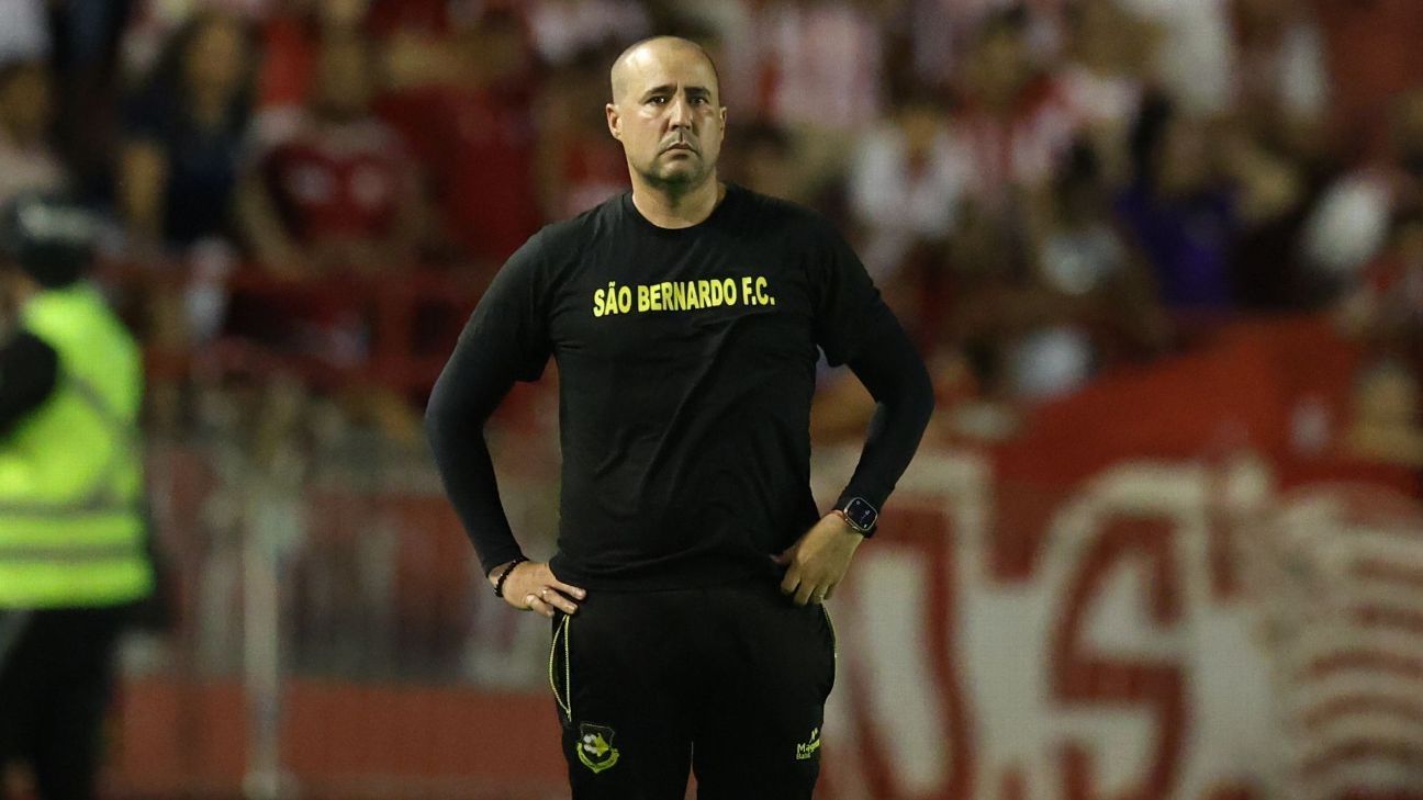 Brilhando na Série B, técnico que 'trocou' jogo por estudo recusa investidas e se orgulha de estar ao lado de Abel e Ceni: 'Temos muito mérito'