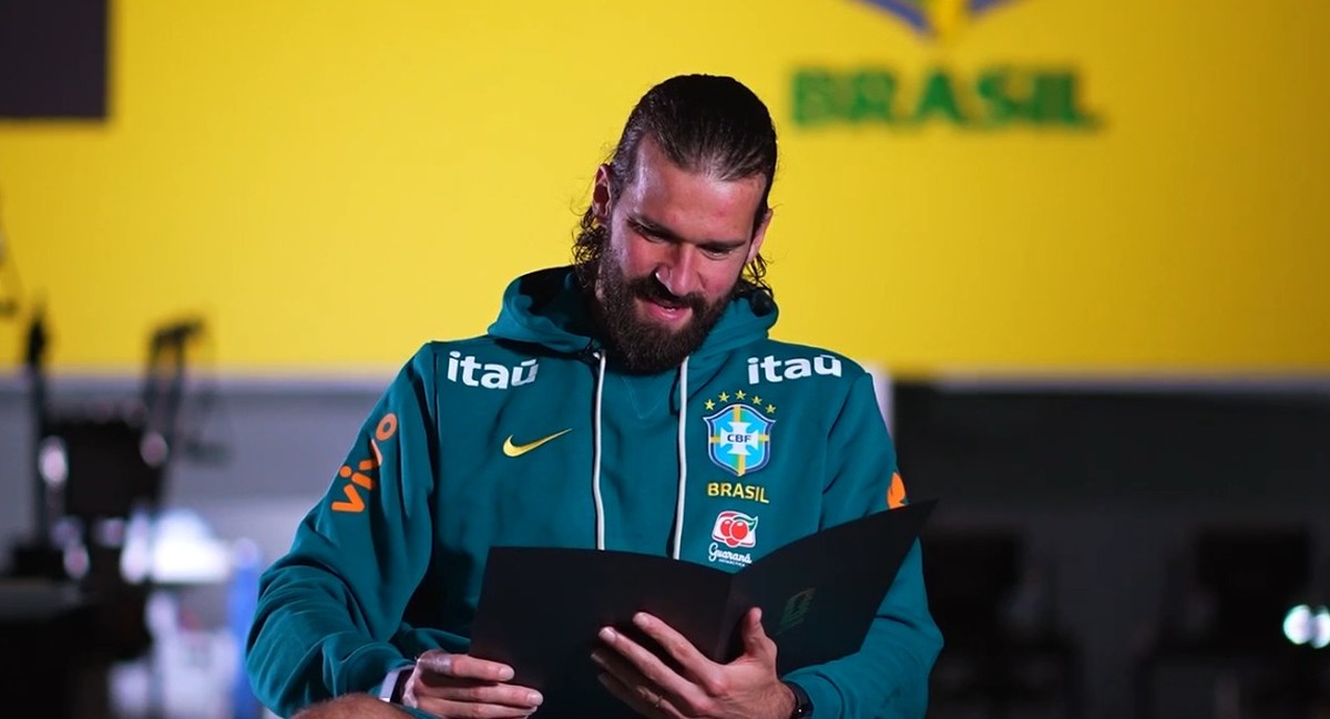 Goleiro da seleção brasileira, Alisson recebe carta de irmão e se emociona: 'Carregamos o sonho de todos'