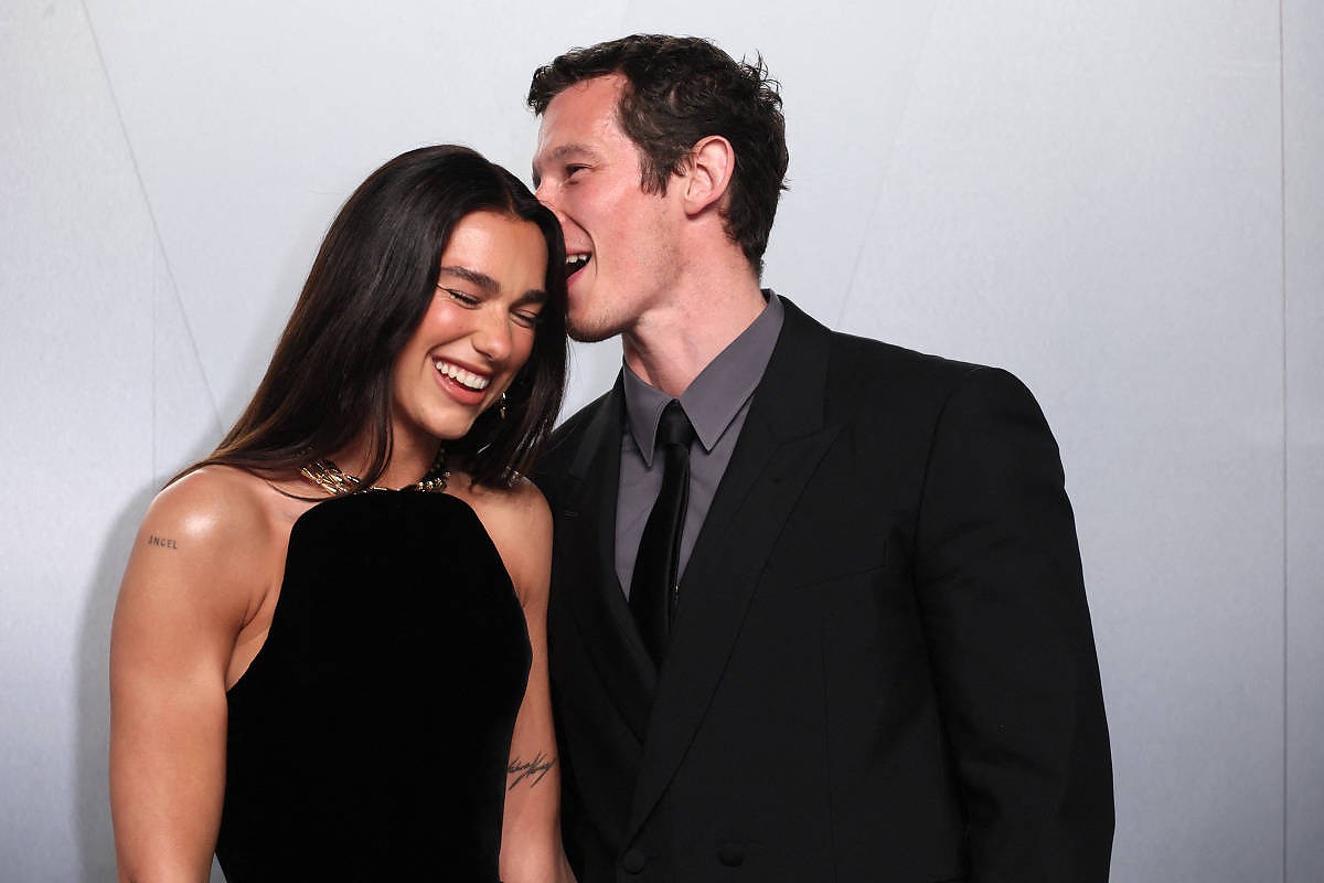 Celebridade Dua Lipa se casa com Callum Turner em cerimônia com Elton John ao vivo.