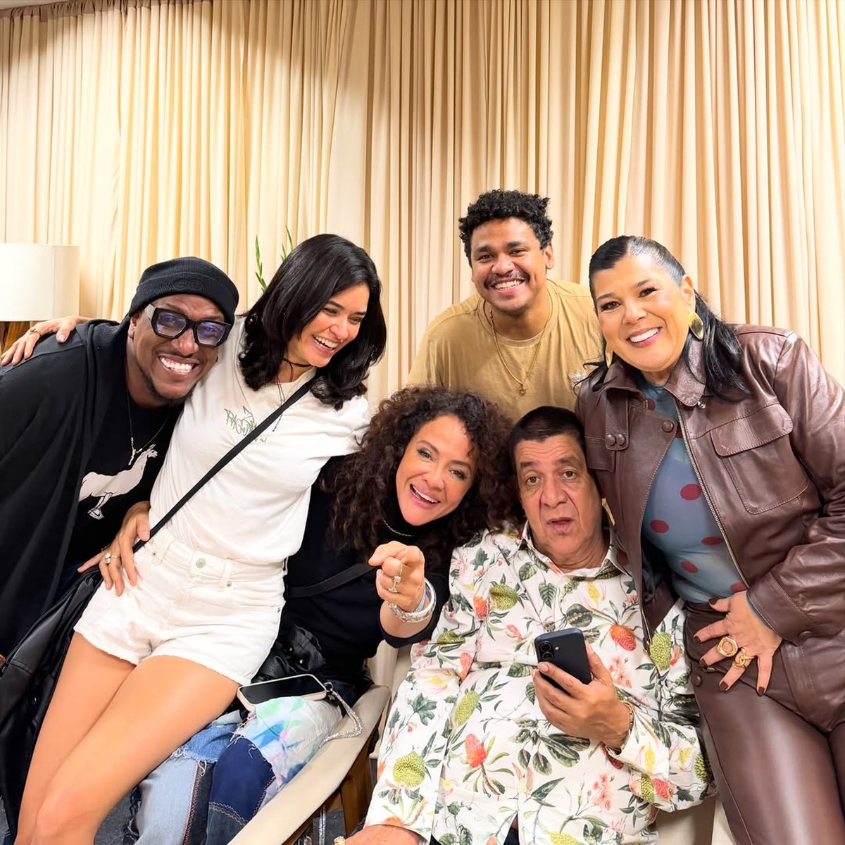 Atriz de filme sobre a vida de Zeca Pagodinho, Aline Borges revela emoção ao encontrar o cantor no camarim: 'Fui pisando em ovos'