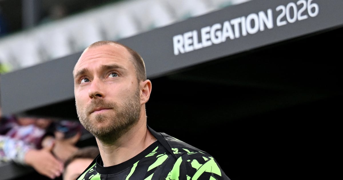 Christian Eriksen sofre novo mal súbito e cai em campo em amistoso contra a Ucrânia