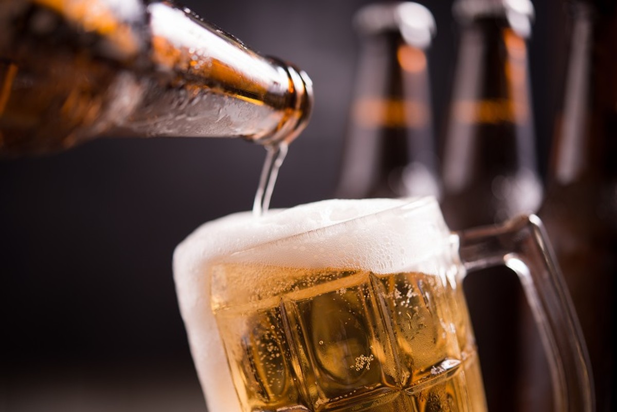 Por que beber álcool pode aumentar a vontade de consumir alimentos salgados ultraprocessados?