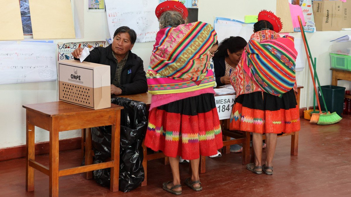 Resultado da eleição presidencial no Peru segue incerto após apuração de 80% das urnas