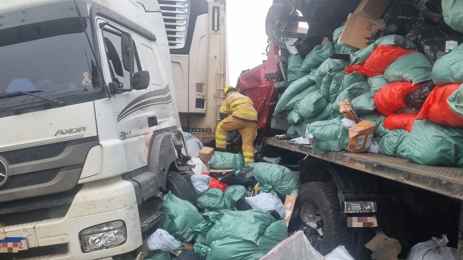 Motorista morre após batida entre três carretas na BR-251