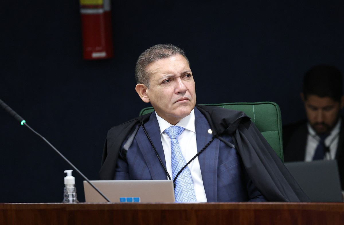 Nunes Marques acata pedido de Flávio Bolsonaro e suspende divulgação de pesquisa eleitoral