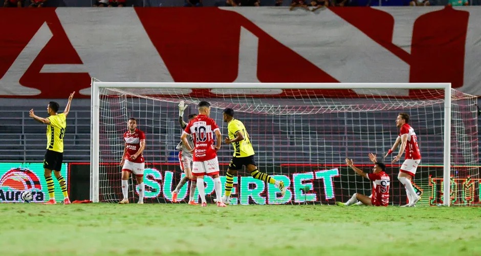 Série B: CRB sofre com fragilidade defensiva e números preocupam