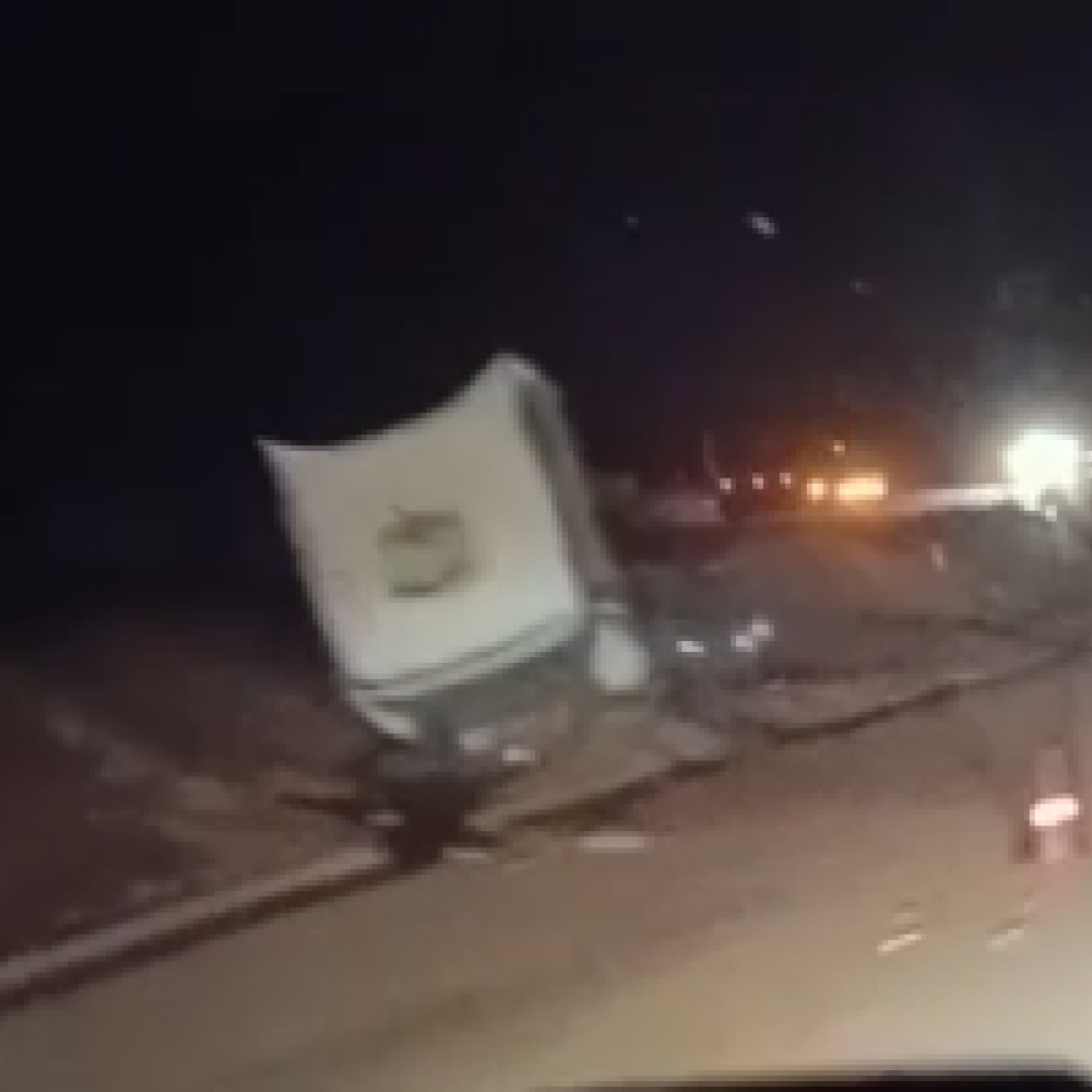BR-381: novo tombamento de carreta de combustível fecha rodovia em Minas
