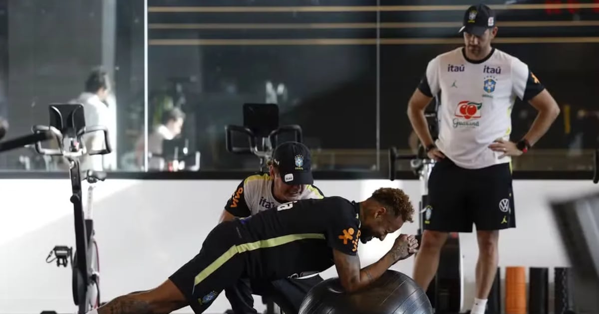 Técnico Ancelotti reserva adversário fraco para Neymar, enquanto jogador segue sem treinar com bola.