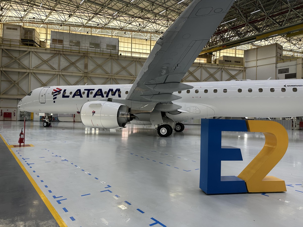 Embraer e Latam apresentam primeira aeronave E2 a ser operada pela aérea