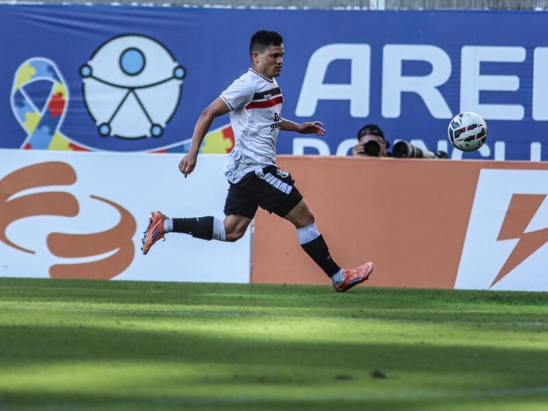 Santa Cruz tem três jogadores pendurados contra o Brusque; goleiro cumpre suspensão