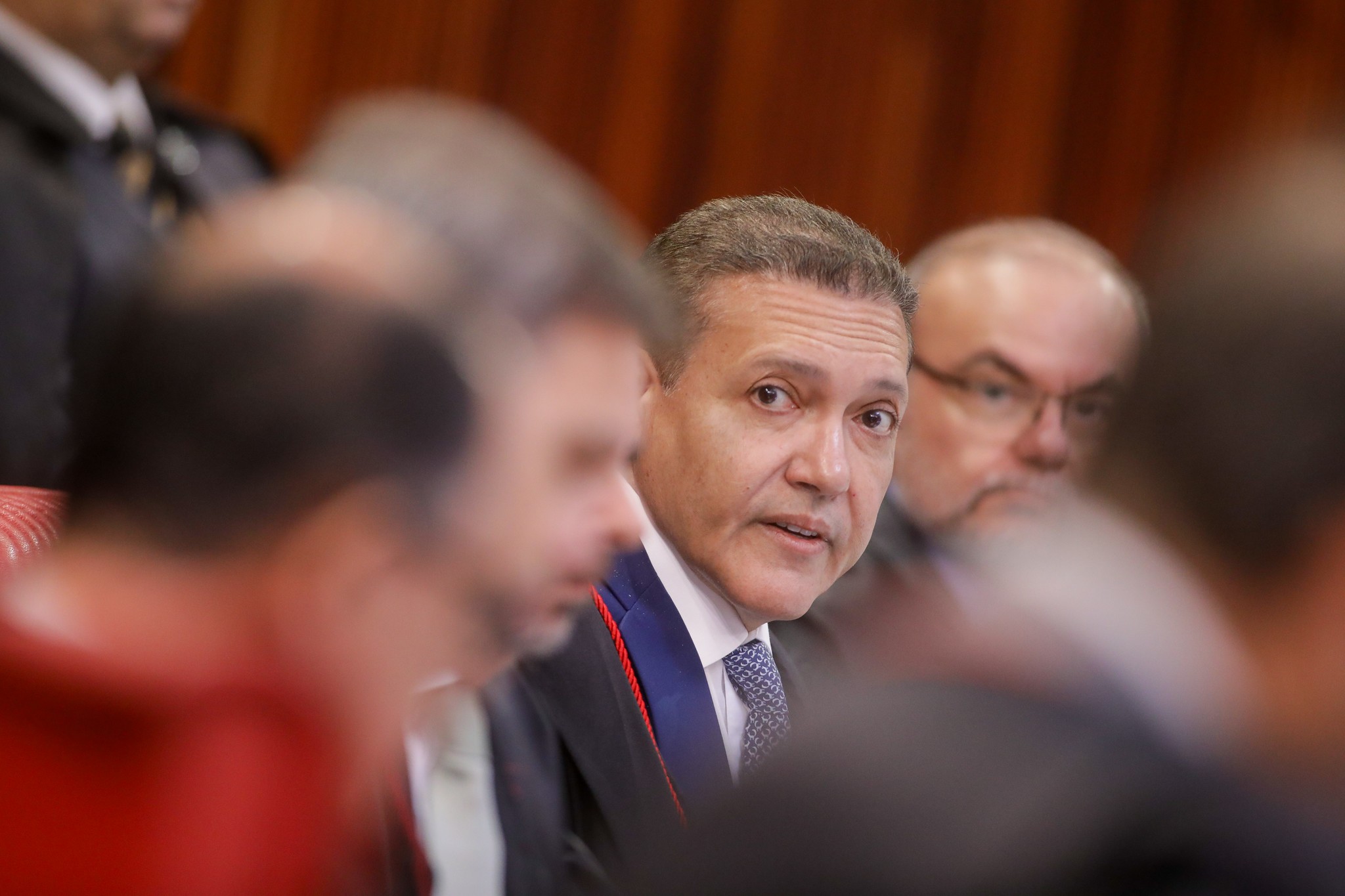 TSE paralisa análise de decisão que suspendeu pesquisa após pedido de Flávio e deve retomar julgamento após reunir institutos