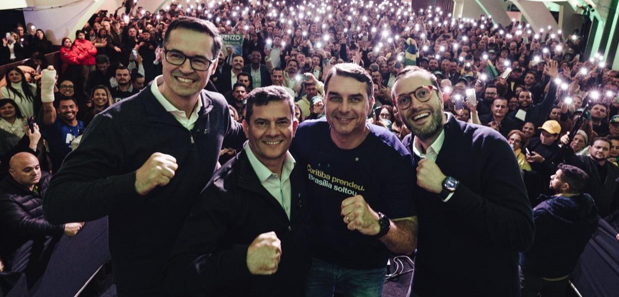 Político Flávio Bolsonaro é criticado em livro por Jair Bolsonaro.