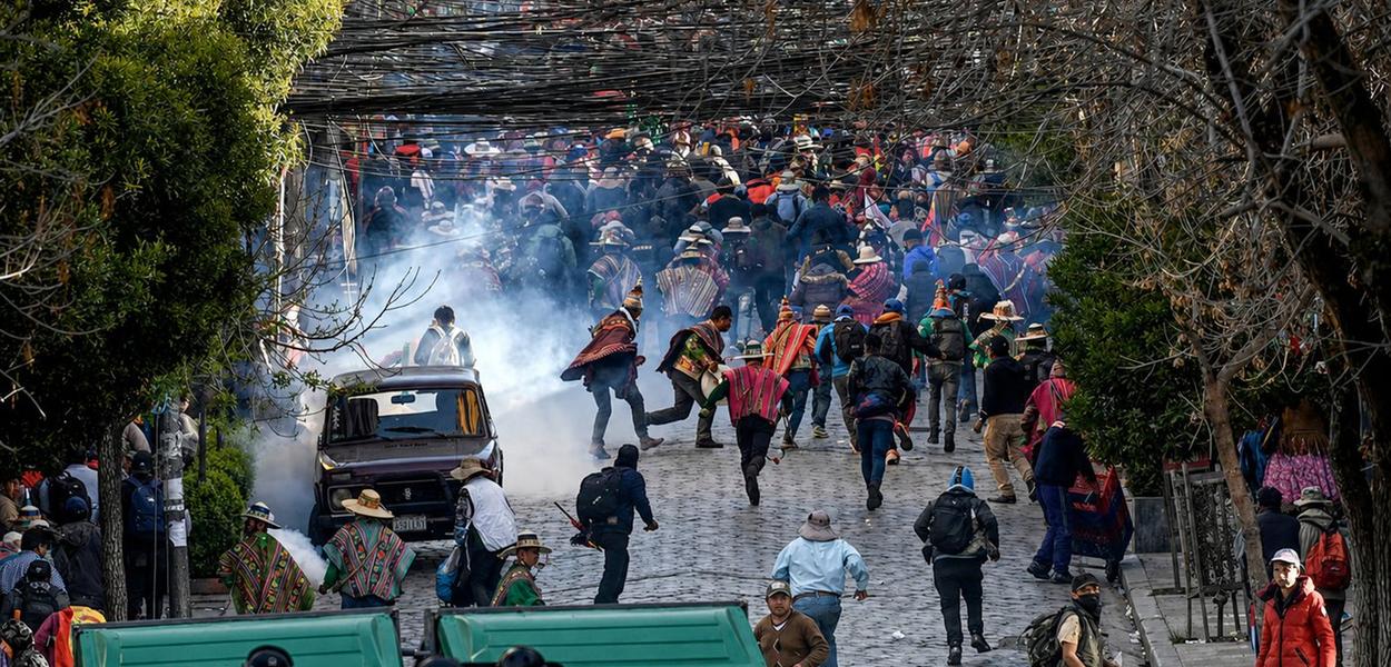 Manifestantes bloqueiam rodovias em Bolívia, causando impacto na infraestrutura rodoviária.