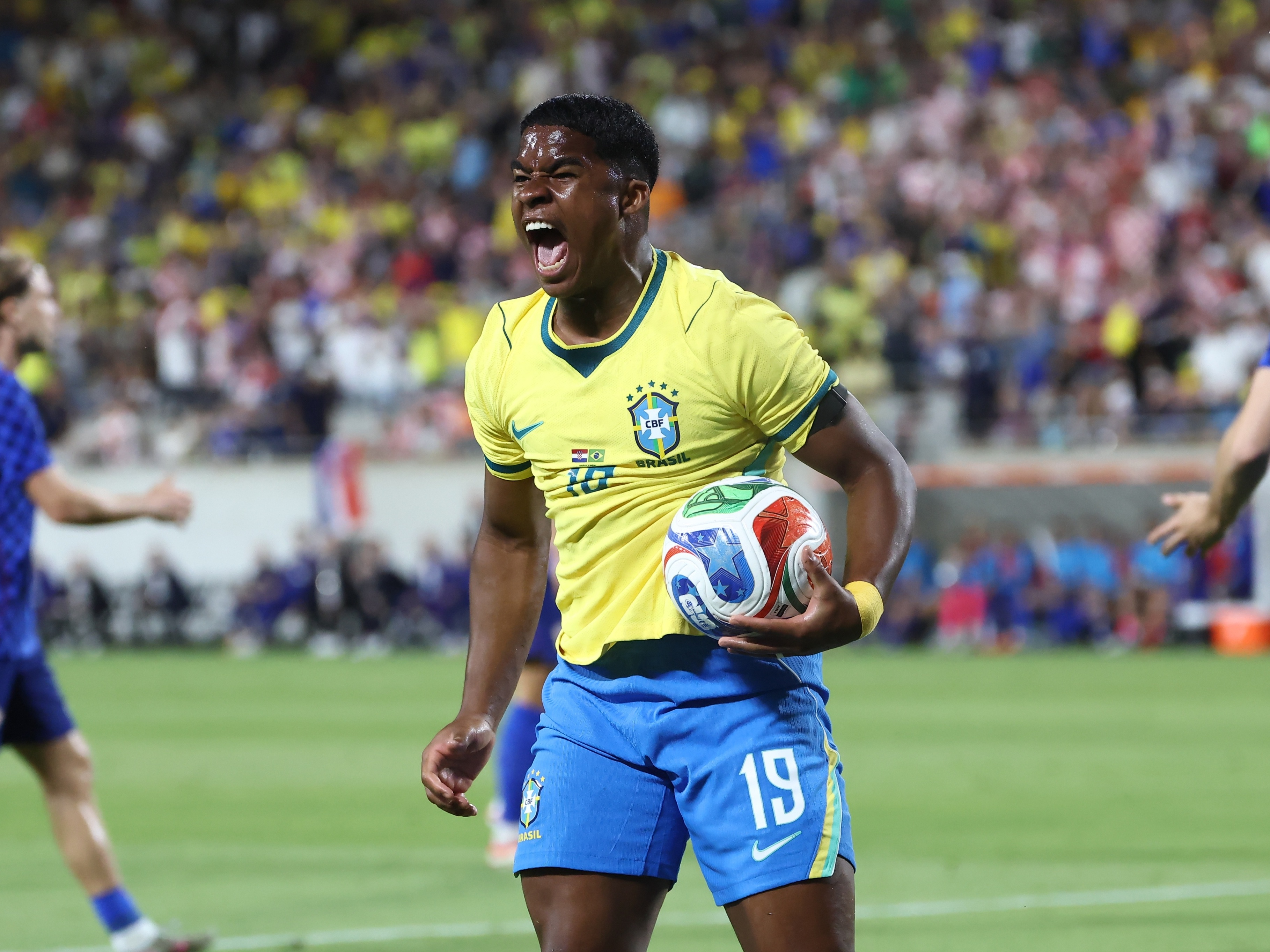 Como escolher projetor barato para assistir aos jogos da Copa 2026
