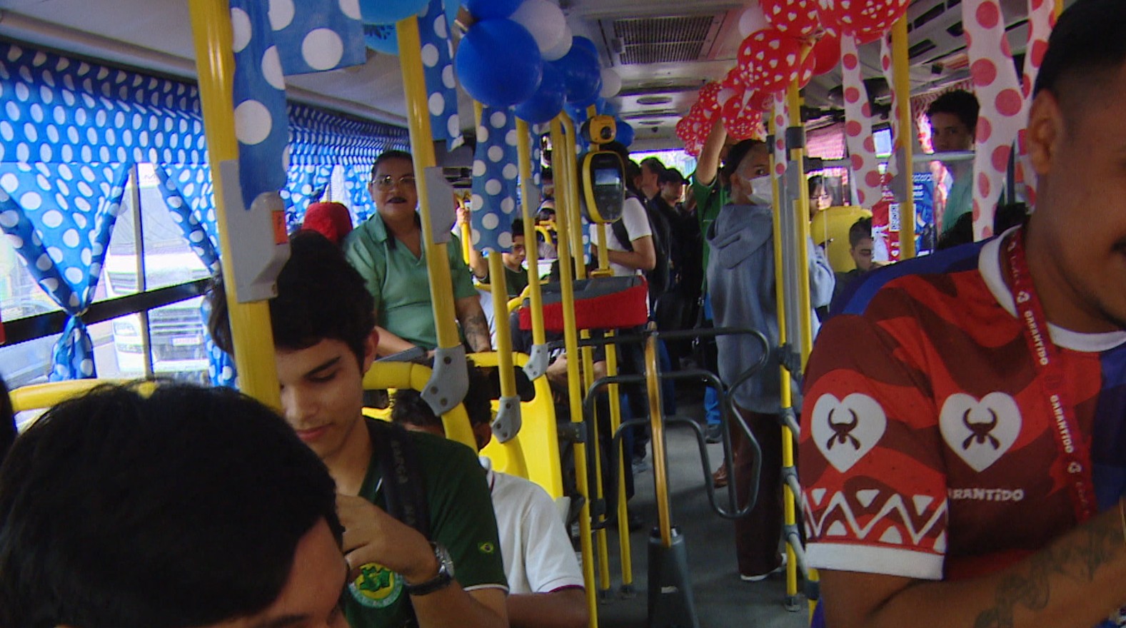 Ônibus decorado com as cores de Caprichoso e Garantido leva clima do Festival de Parintins às ruas de Manaus
