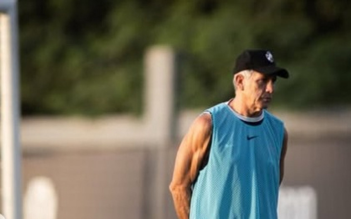 Vasco vive indefinição com volantes e busca reforço para a posição após a Copa