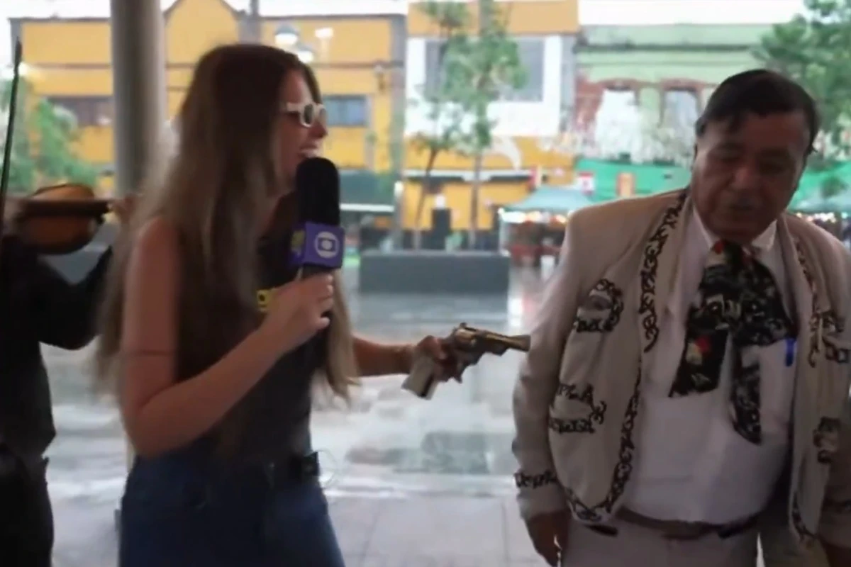 Repórter da Globo recebe arma ao vivo e momento viraliza na web