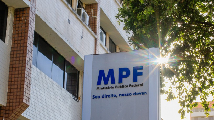 Agentes de segurança em investigação, observando suspeitos em um local de trabalho.