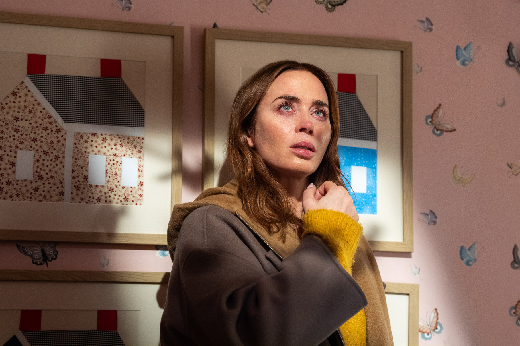 Jornalista lê notícia sobre crítica ao filme "Dia D" em uma sala de imprensa.