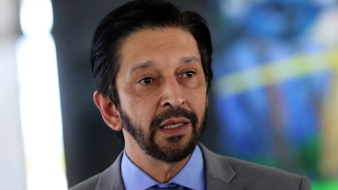 prefeito afasta gerente supostamente ligado a ONG do filme de Bolsonaro
