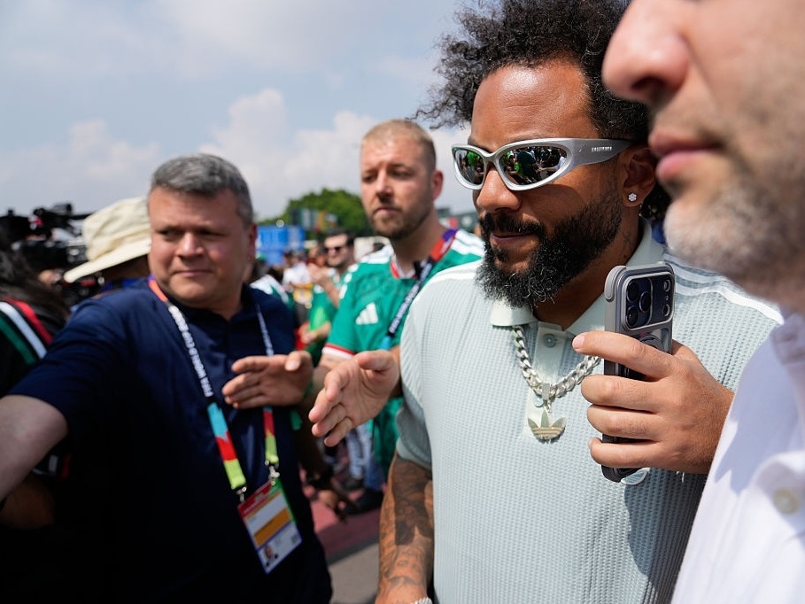 Marcelo é escoltado ao deixar estádio na abertura da Copa