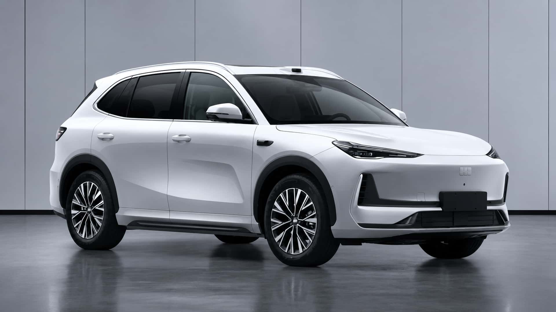 Carro elétrico Geely EX5 com motor de alta potência em teste na estrada chinesa.