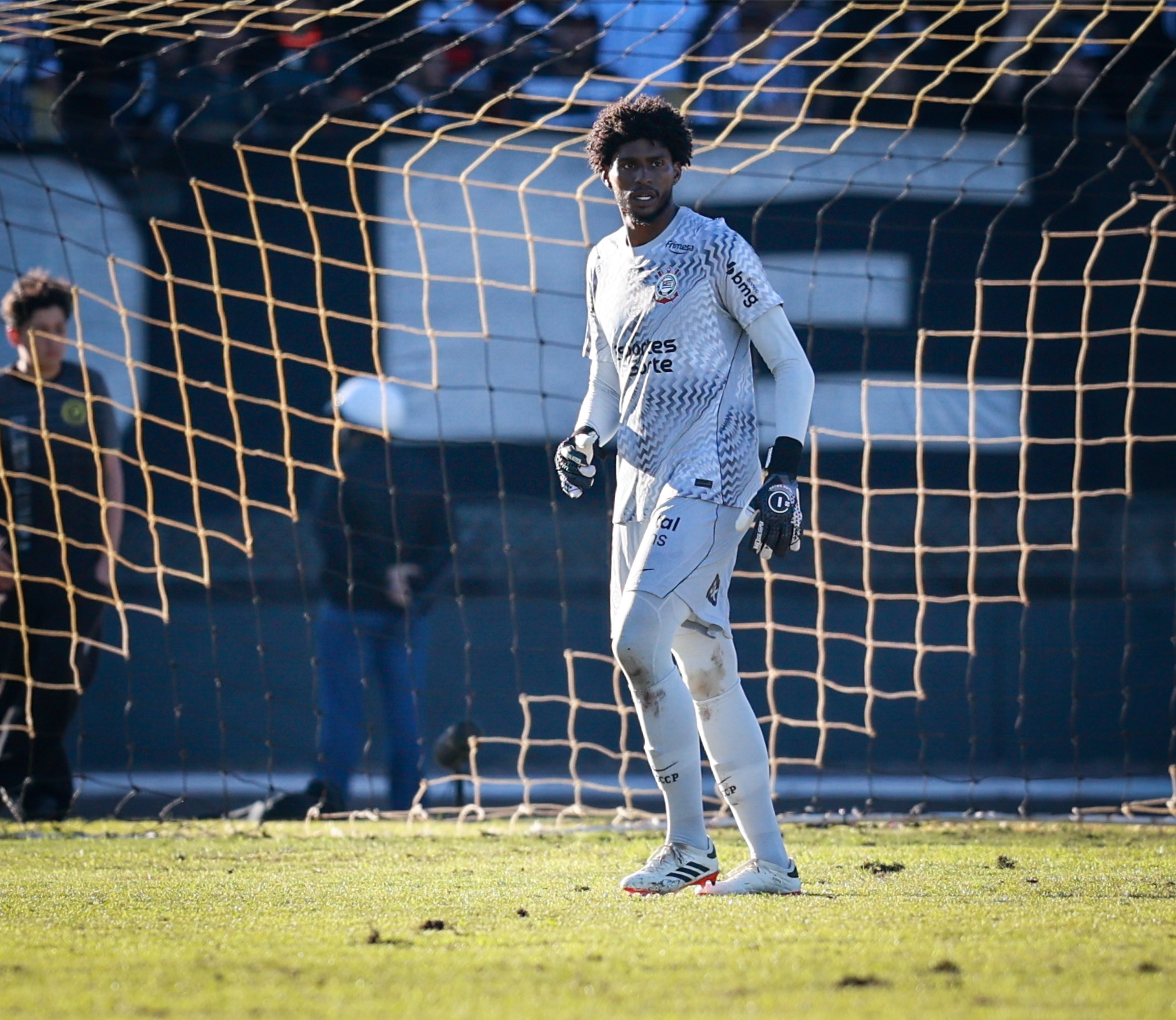 Hugo Souza fala sobre atrasos de pagamentos no Corinthians: 