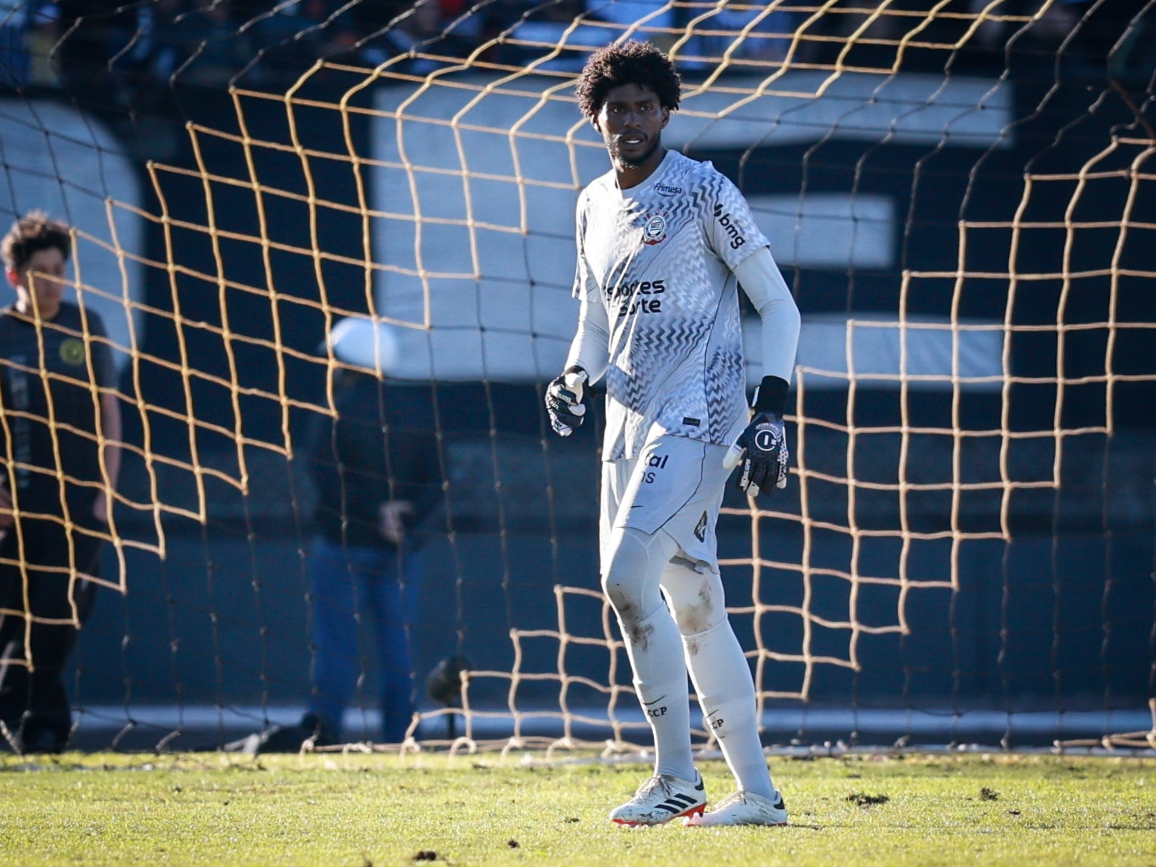 Hugo Souza admite que atrasos de salário afetam elenco do Corinthians